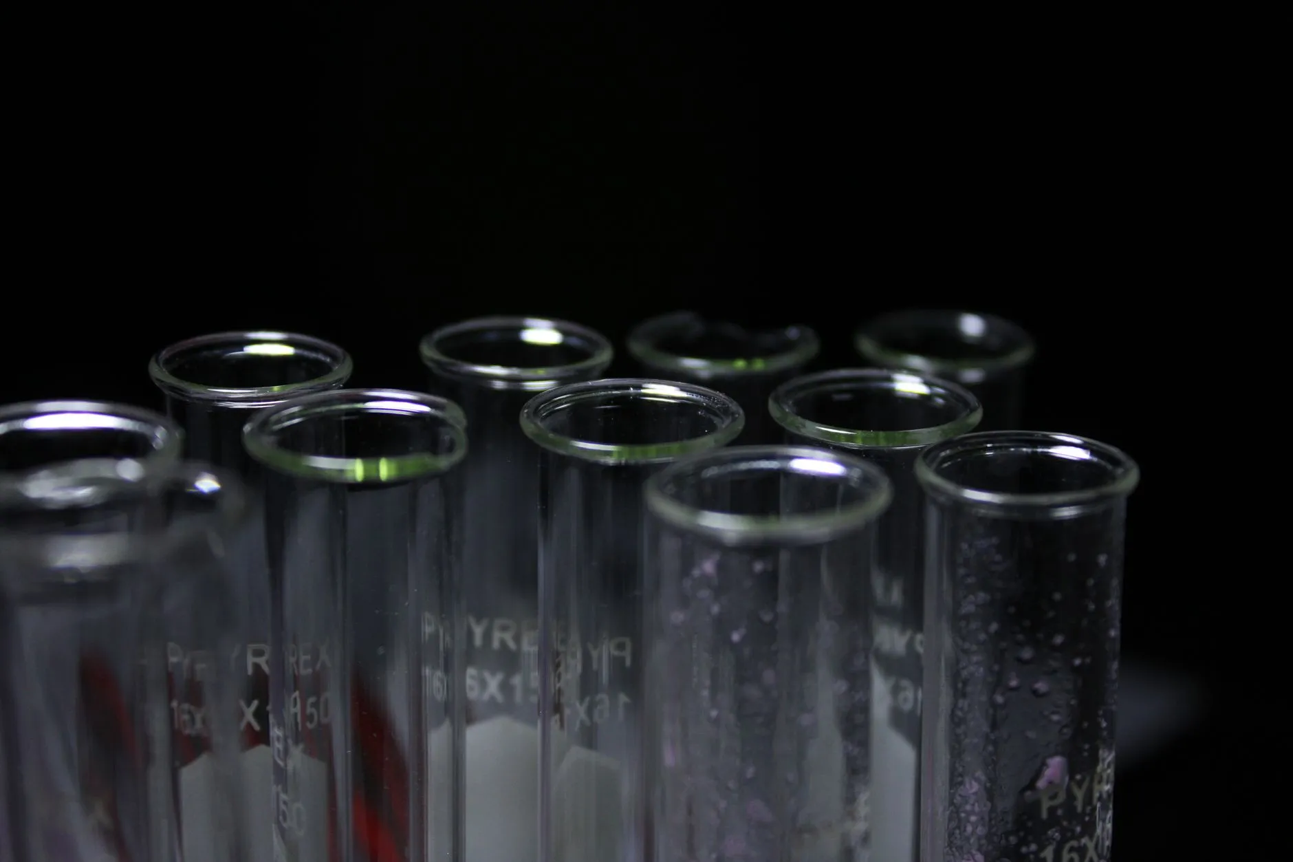 葡萄酒与果酒产品参数对比：起泡酒、白葡萄酒与红葡萄酒选购指南